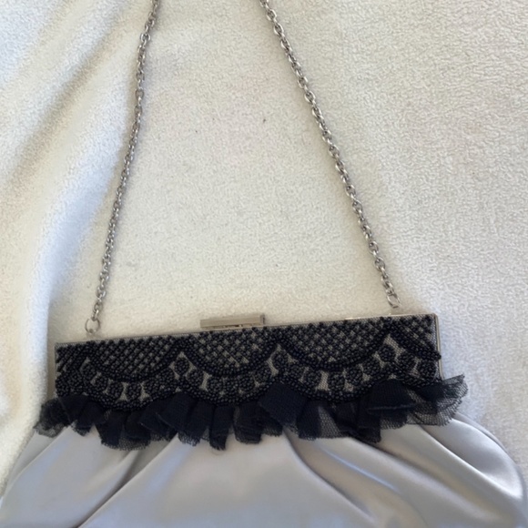 Satin and lace clutch - Picture 5 of 9